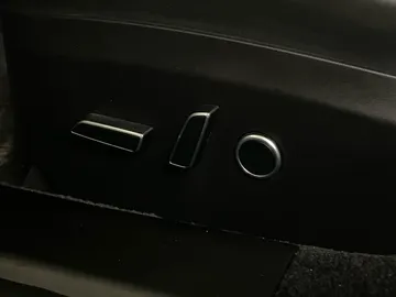 2022 Tesla Model S - image 18