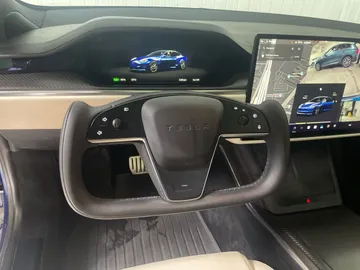 2022 Tesla Model S - image 17