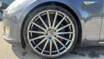 2015 Tesla Model S - image 7