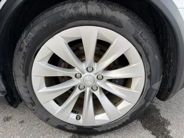 2018 Tesla Model X - image 7
