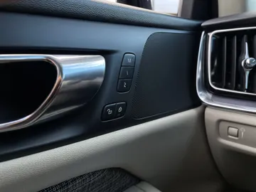 2019 Volvo S60 - image 19