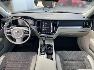 2019 Volvo S60 - image 4