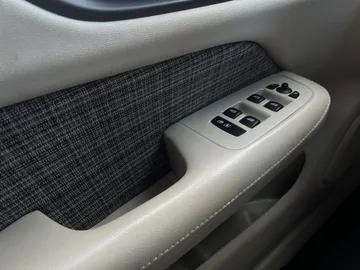 2019 Volvo S60 - image 24