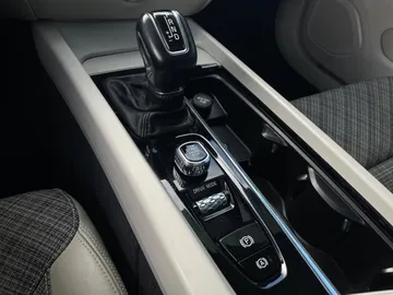 2019 Volvo S60 - image 28