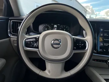 2019 Volvo S60 - image 18