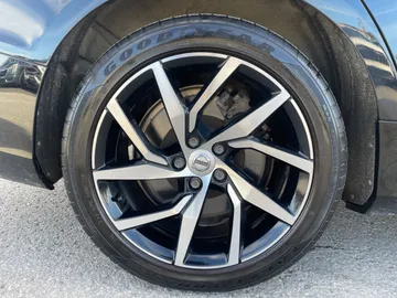 2019 Volvo S60 - image 7