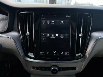 2019 Volvo S60 - image 8