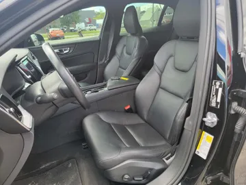 2019 Volvo S60 - image 8