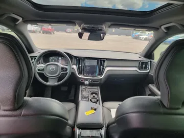 2019 Volvo S60 - image 7