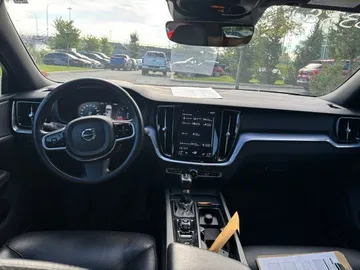 2019 Volvo S60 - image 8
