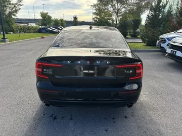 2019 Volvo S60 - image 6