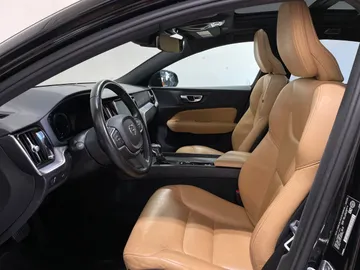 2019 Volvo S60 - image 3