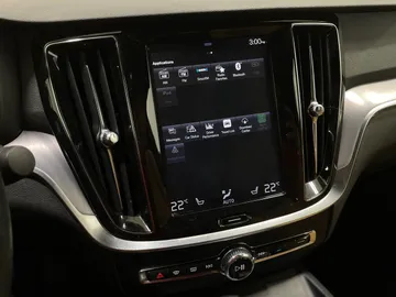 2019 Volvo S60 - image 8