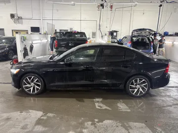 2019 Volvo S60 - image 4