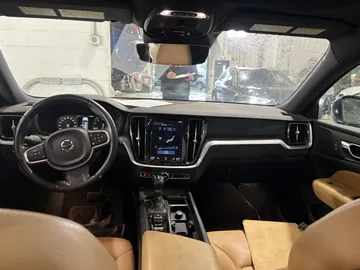 2019 Volvo S60 - image 8