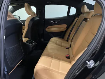 2019 Volvo S60 - image 16