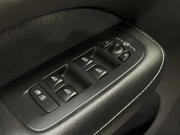 2019 Volvo S60 - image 26