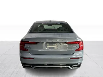 2022 Volvo S60 - image 13