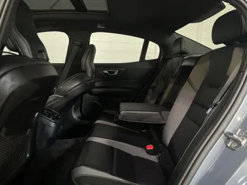 2022 Volvo S60 - image 16