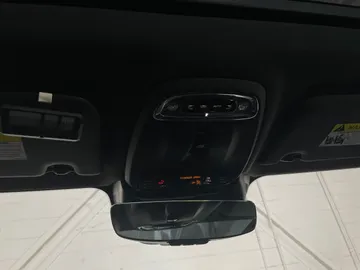 2022 Volvo S60 - image 17