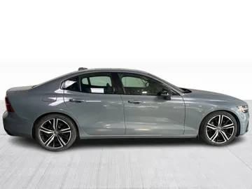 2022 Volvo S60 - image 2