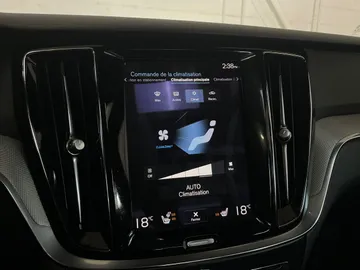 2022 Volvo S60 - image 23