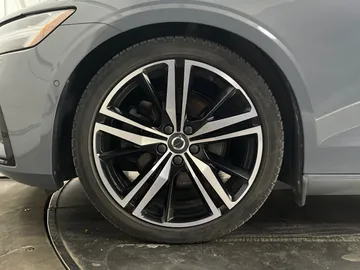 2022 Volvo S60 - image 7