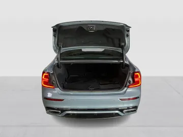 2022 Volvo S60 - image 14