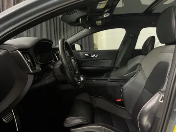 2022 Volvo S60 - image 3
