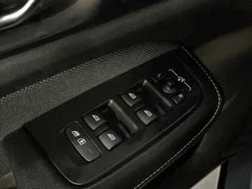 2022 Volvo S60 - image 27