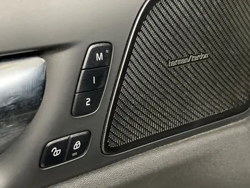 2022 Volvo S60 - image 17