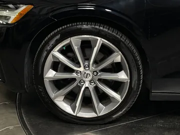 2022 Volvo S60 - image 7