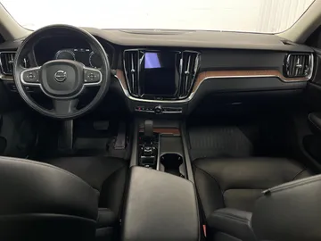 2022 Volvo S60 - image 4