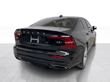 2022 Volvo S60 - image 15
