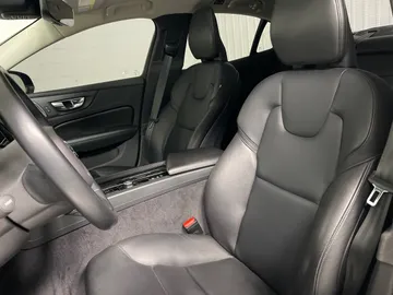 2022 Volvo S60 - image 3
