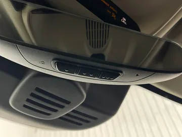 2022 Volvo S60 - image 21