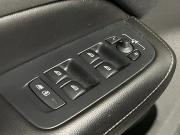 2022 Volvo S60 - image 23