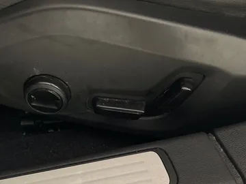 2022 Volvo S60 - image 24