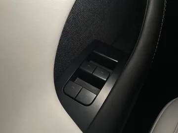 2022 Tesla Model X - image 24