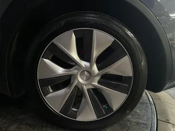 2022 Tesla Model Y - image 7