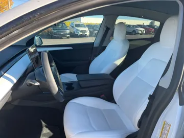 2022 Tesla Model Y - image 9