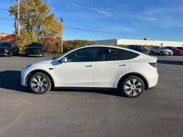 2022 Tesla Model Y - image 4