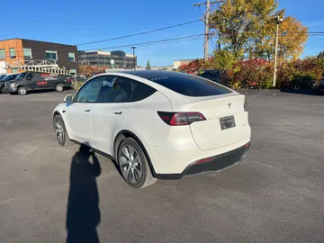 2022 Tesla Model Y - image 7