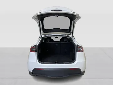 2022 Tesla Model Y - image 13