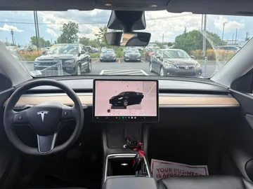 2022 Tesla Model Y - image 9