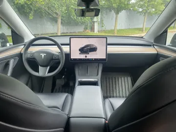2022 Tesla Model Y - image 9