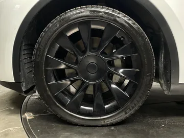 2022 Tesla Model Y - image 7
