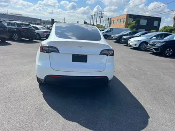 2022 Tesla Model Y - image 7
