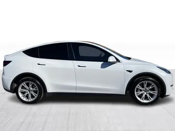 2022 Tesla Model Y - image 2