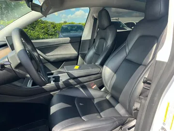 2022 Tesla Model Y - image 9